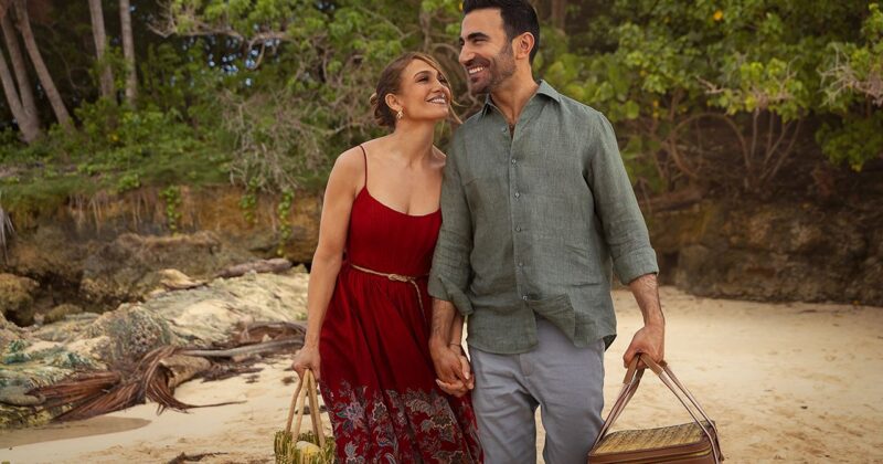 Jennifer Lopez y Brett Goldstein Revelan la Historia Real de su Encuentro en Office Romance