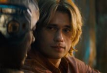 Nicholas Galitzine revive el meme icónico de Príncipe Adam en el estreno de Masters of the Universe