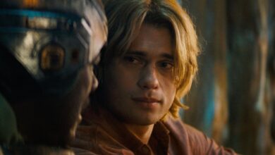 Nicholas Galitzine revive el meme icónico de Príncipe Adam en el estreno de Masters of the Universe