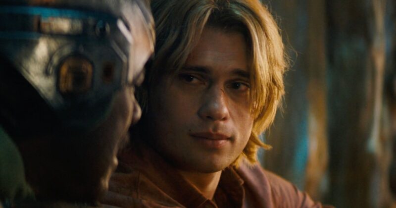 Nicholas Galitzine revive el meme icónico de Príncipe Adam en el estreno de Masters of the Universe