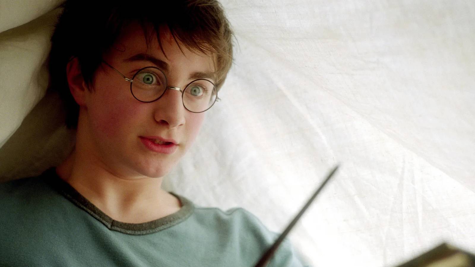 Harry Potter bajo una manta usando Lumos Maxima en El Prisionero de Azkaban