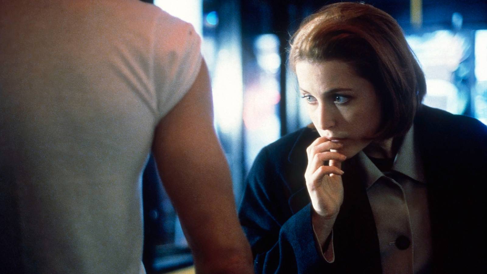Rodney Rowland y Gillian Anderson en The X-Files temporada 4