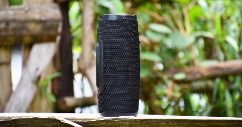 Lleva la música a cualquier parte: el altavoz portátil que puede convertirse en el protagonista de tus planes de verano