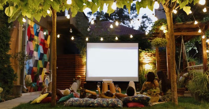 Convierte tu terraza o jardín en un auténtico cine de verano