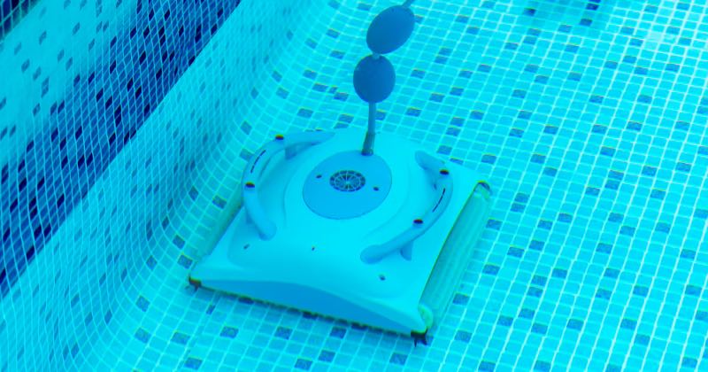 El robot limpiafondos que te permitirá disfrutar de la piscina sin perder tiempo limpiándola