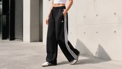 Pantalón adidas 3-Stripes Fleece Wide para mujer: comodidad y estilo deportivo a mitad de precio