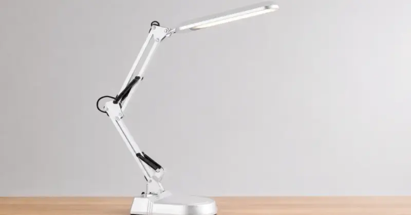 Lámpara LED articulable Bel Air Home Bridge: iluminación flexible para tu escritorio con 54% de descuento