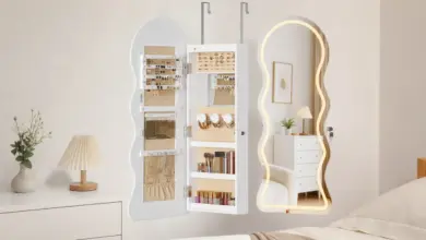 Armario joyero de pared HOOBRO con espejo e iluminación LED por 68,18 €: organización y estilo con un 38% de descuento
