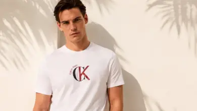 Camiseta gráfica Calvin Klein para hombre: estilo clásico y logo destacado con un 50% de descuento