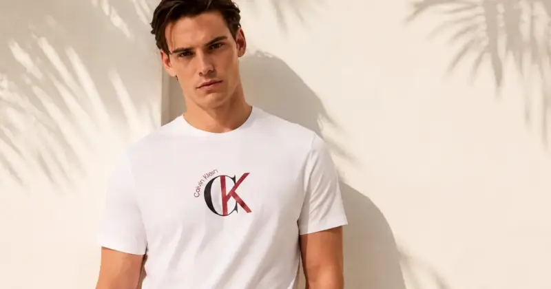 Camiseta gráfica Calvin Klein para hombre: estilo clásico y logo destacado con un 50% de descuento