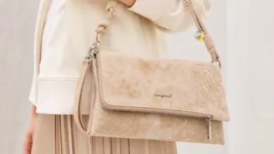 Bolso bandolera Desigual Sierra Sand Murano Bag con asa y correa extraíbles y un 28% de descuento