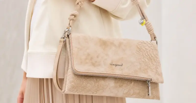 Bolso bandolera Desigual Sierra Sand Murano Bag con asa y correa extraíbles y un 28% de descuento