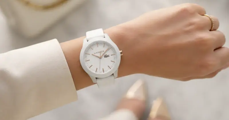 Reloj Lacoste Petit Piqué para mujer con 49% de descuento: estilo y comodidad diarios a buen precio