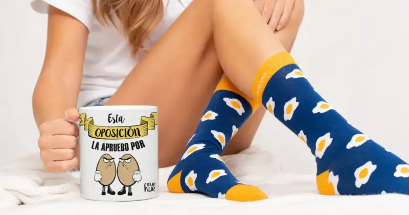 Taza y trío de calcetines Mundohuevo para regalar con mensaje divertido a solo 19,76 € con 10% de descuento