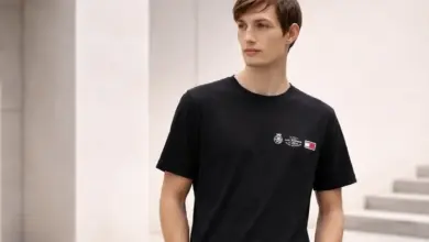 Camiseta Tommy Hilfiger Small Crest Outline: básico cómodo y con estilo a mitad de precio