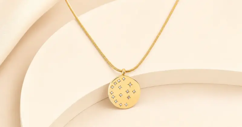 Collar Singularu Bling con medallón y baño de oro de 18kt por 11,72€ con 10% de descuento
