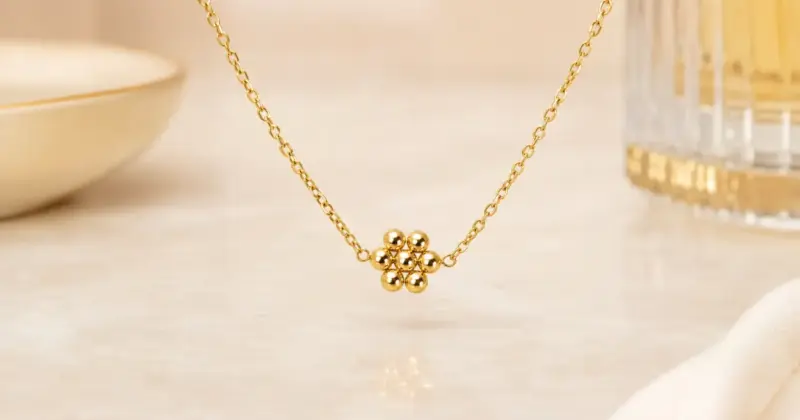 Collar Singularu Tiny Daisy en baño de oro 18 kt con un 29% de descuento
