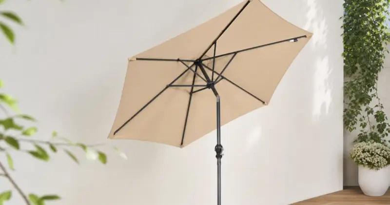 Parasol Angel Living de 250 cm con mástil inclinable: sombra ajustable por 28,80 € con 52% de descuento