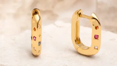Pendientes de aro Singularu Pebbles con baño de oro y circonitas en oferta especial