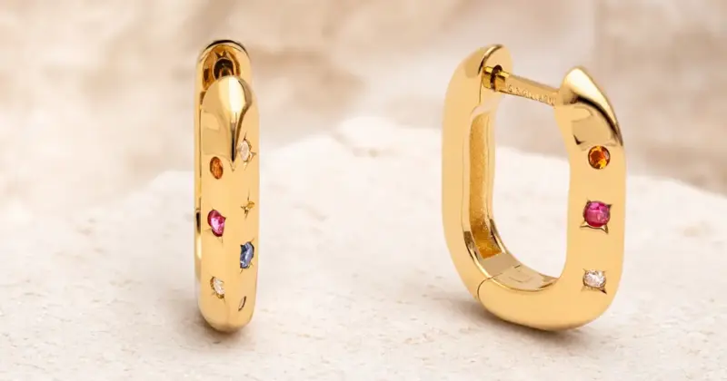 Pendientes de aro Singularu Pebbles con baño de oro y circonitas en oferta especial