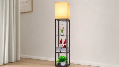 Lámpara de pie Aimosen LED con estantería integrada y luz regulable por 28,79 € con 20% de descuento