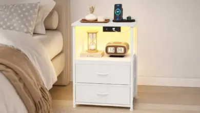 Mesita de noche Coleshome con luces LED y puertos USB por 35,99 €: funcionalidad y estilo en tu dormitorio