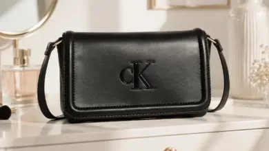 Bandolera Calvin Klein con solapa CK: elegante, compacta y a mitad de precio por 39,95 €
